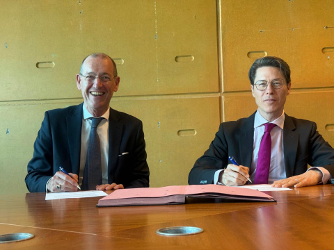 2 mannen kijken in beeld