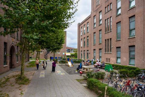 mensen lopen buiten op straat