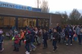kinderen lopen naar school