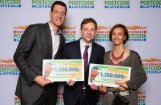 drie mensen houden een cheque vast