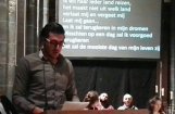 man leest tekst voor op podium