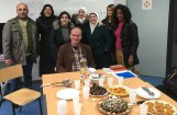 Bewoners poseren met hun leraar NT2