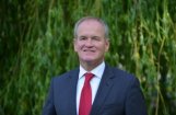 man met rode stropdas om