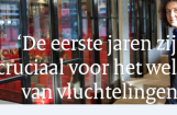 vrouw poseert in hal