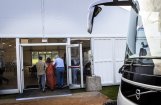 Bus met Afghaanse evacués arriveert bij noodopvang Zoutkamp