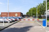 Slagboom bij de ingang van Ter Apel met op de achtergrond het receptiegebouw