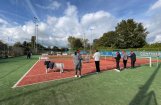 Bewoners nemen deel aan boogschieten vanwege project Activering