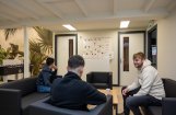 Amv jongeren in de woonkamer in gesprek met woonbegeleider