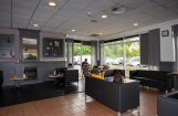 mensen zitten op een bank in noodopvang