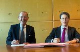 2 mannen kijken in beeld