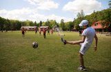 Kinderen spelen voetbal