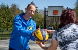 trainer geeft bal aan bewoner