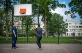 coach en bewoner basketballen voor het azc