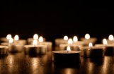 brandende waxinelichtjes in het donker