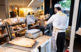 Man in bakkerij aan het werk