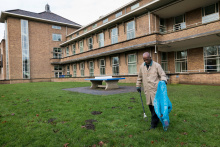 Asielzoeker doet vrijwilligerswerk in het azc