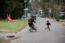 Kinderen spelen buiten in het azc