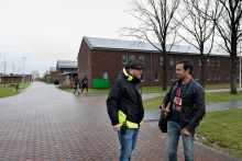 Woonbegeleider in gesprek met bewoner azc