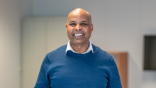 Foto van Abdirizak, die programmabegeleider is bij het azc in Grave