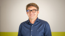 Foto van Frank, die programmabegeleider is bij het azc in Luttelgeest