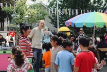 Vrolijke mensen op zomerfeest azc Maastricht