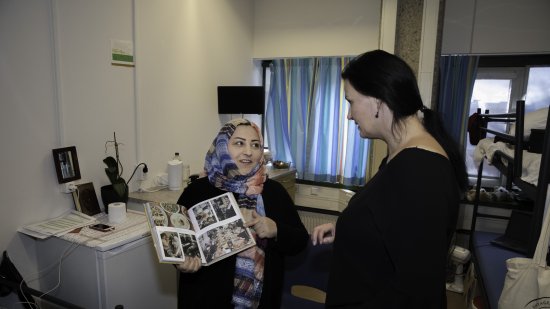 Casemanager Miriam Schipper met bewoner in gesprek over terugkeer
