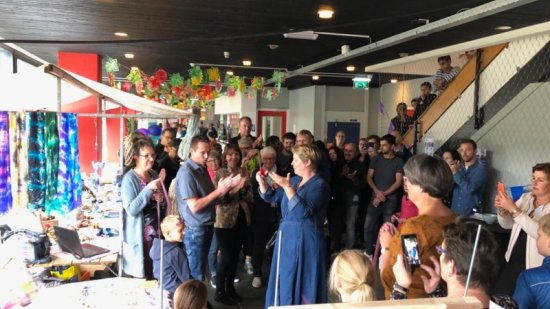 Applaus voor de wethoduer inde Weefplaats
