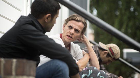 COA-medewerker in gesprek met een alleenstaande minderjarige vreemdeling