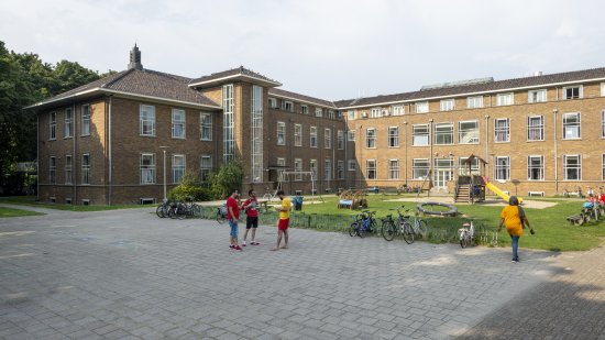bewoners voor het azc