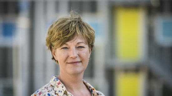 Vrouw lacht in de camera