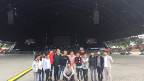 groep poseert voor tent op Lowlands