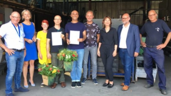 groep poseert met bloemen