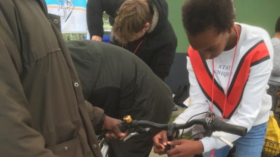 Jongen controleert zijn fietsverlichting