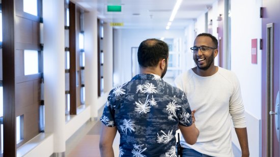 Ahmed Iman met een bewoner van de extra begeleiding en toezichtlocatie