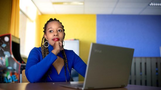 Mary Wanjiku Gichuhi achter haar laptop in azc Echt