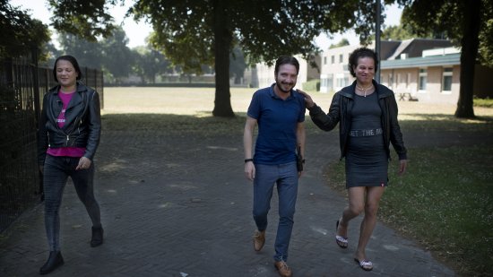 Woonbegeleider en transgenders lopen over terrein azc Weert