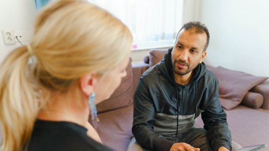 COA woonbegeleider in gespek met asielzoeker
