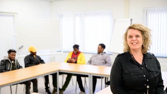 Programmabegeleider Annelies Slings in het leslokaal