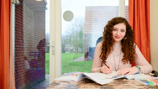 Asielzoeker Marah Taha is aan het tekenen in haar kamer in het azc