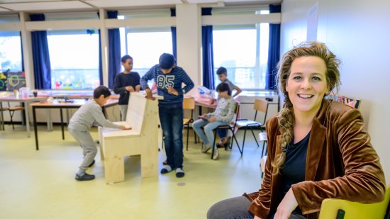 Programmabegeleider Carine Havenaar en kinderen in het azc