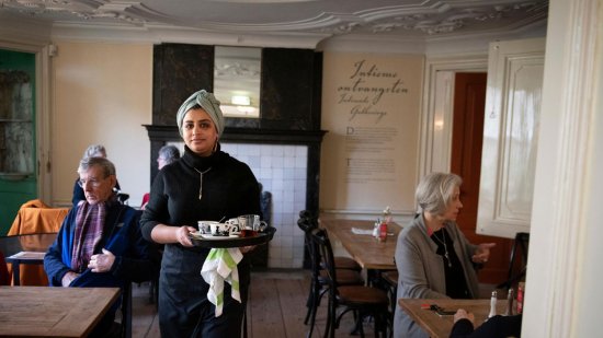 Statushouder doet leerwerktraject in een luchcafe