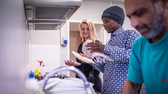 COA-medewerker begeleidt bewoners in de htl