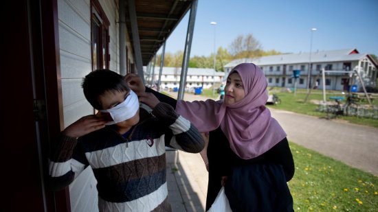 Bewoner doet een mondkapje om