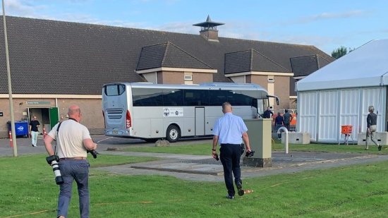 de eerste bus met evacuees uit Afghanistan