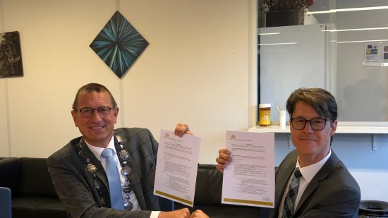 Ondertekening verlenging Hardenberg met burgemeester Offinga en bestuurslid Joeri Kapteijns