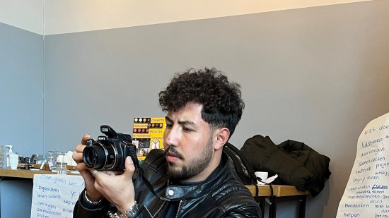 Emir met fototoestel