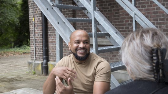 Abu Hamdan in gesprek met een bewoner
