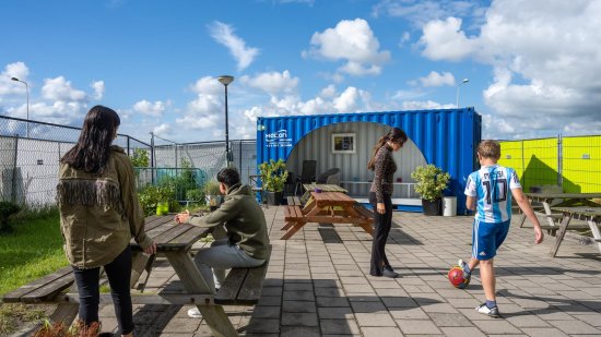 kinderen met volwassen buiten in de zon