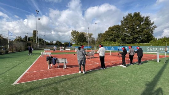 Bewoners nemen deel aan boogschieten vanwege project Activering