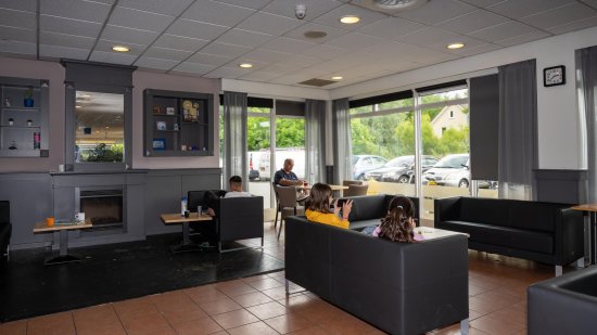 mensen zitten op een bank in noodopvang